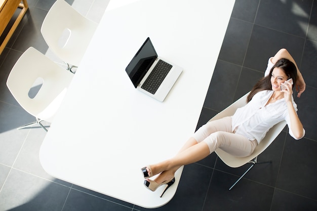 Jeune femme travaillant au bureau