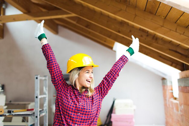 Jeune femme travaillant sur un chantier.