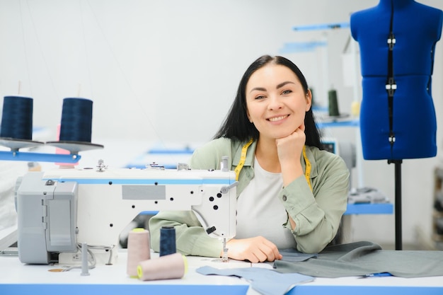 Jeune femme travaillant comme couturière dans une usine de vêtements