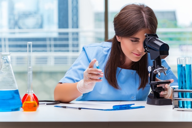 Jeune femme travaillant dans le laboratoire