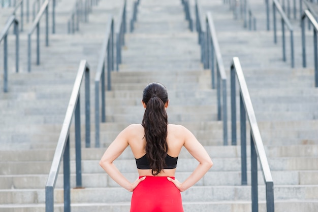 Jeune femme travaillant dans la rue