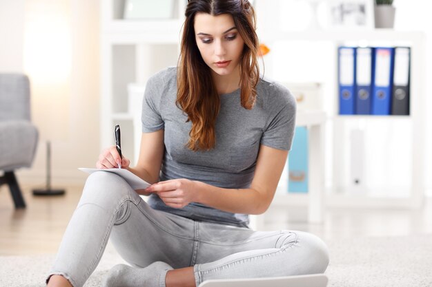 jeune femme travaillant dans son bureau à domicile