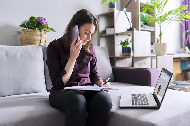 Jeune femme travaillant à distance à la maison