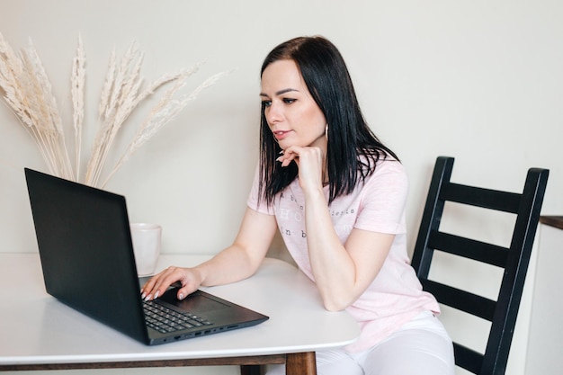 Jeune femme travaillant à domicile