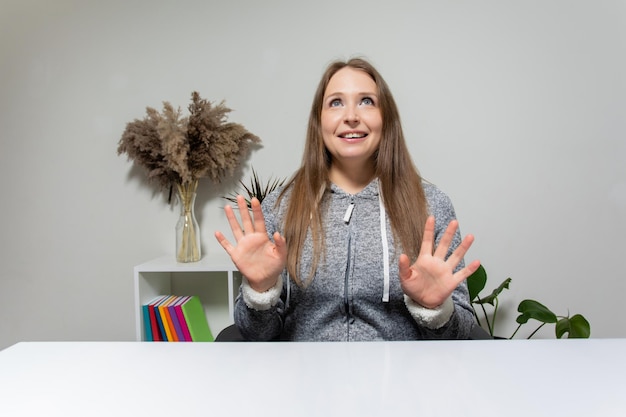 Jeune femme travaillant à la maison vue de la caméra web