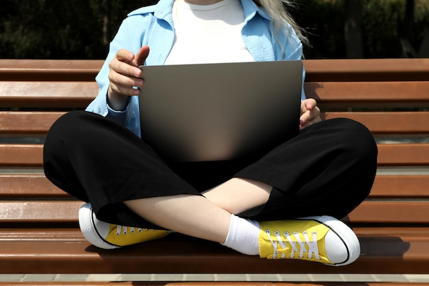 Jeune femme travaillant sur ordinateur portable concept extérieur de pigiste