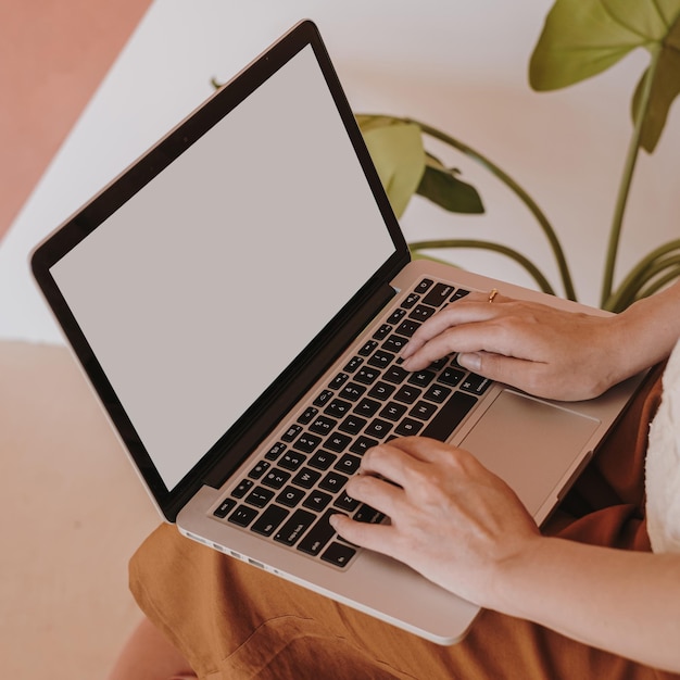 Jeune femme travaillant sur un ordinateur portable avec espace de copie Design d'intérieur d'espace de travail de bureau à domicile confortable