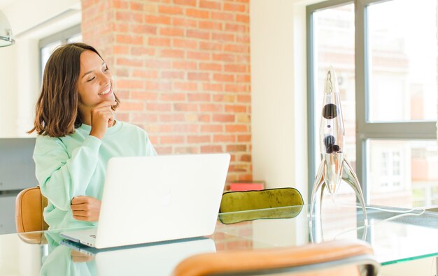 jeune femme travaillant avec un ordinateur portable