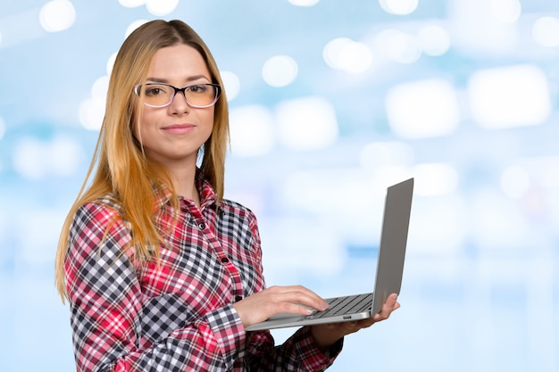 Jeune femme travaillant sur un ordinateur portable