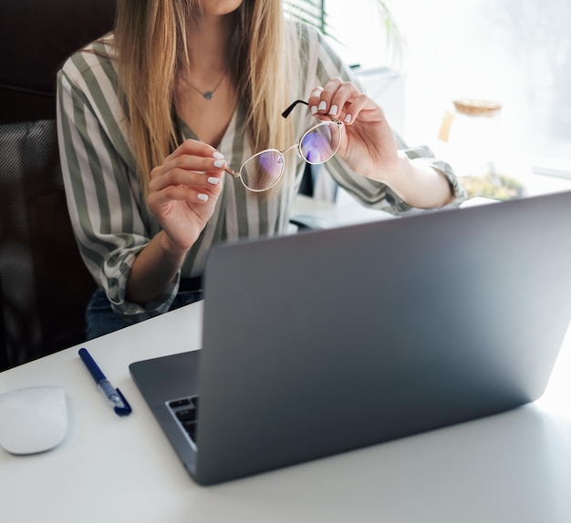 Jeune femme travaillant sur un ordinateur