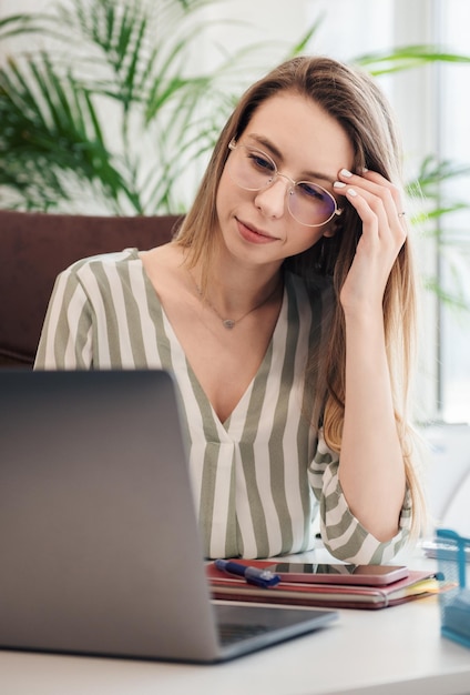 Jeune femme travaillant sur un ordinateur