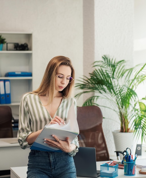 Jeune femme travaillant sur un ordinateur