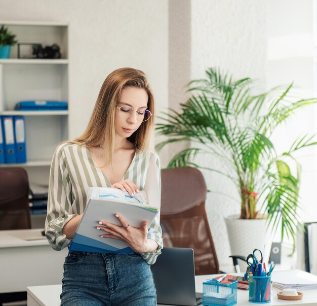 Jeune femme travaillant sur un ordinateur