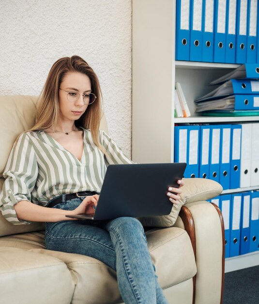 Jeune femme travaillant sur un ordinateur