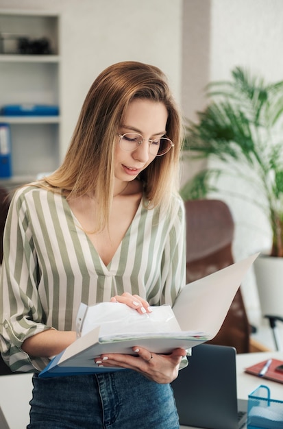 Jeune femme travaillant sur un ordinateur