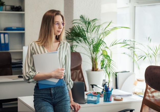 Jeune femme travaillant sur un ordinateur