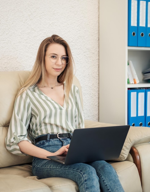 Jeune femme travaillant sur un ordinateur