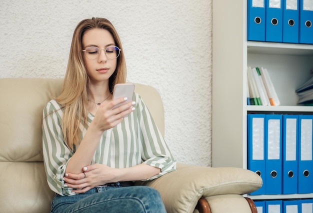 Jeune femme travaillant sur un ordinateur