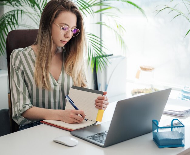 Jeune femme travaillant sur un ordinateur