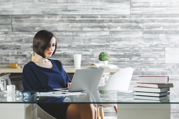 Jeune femme travaillant sur un projet