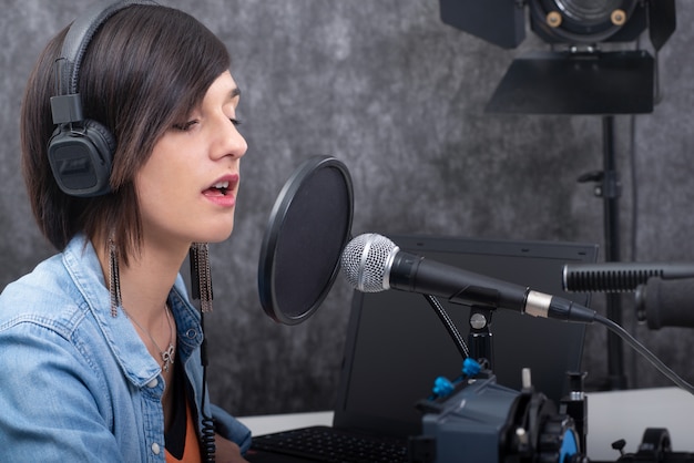 Jeune femme travaillant à la radio