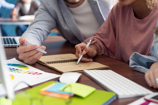 Photo jeune femme travaillant à son bureau prenant des notes concentrez-vous sur l'écriture manuelle sur un bloc-notes