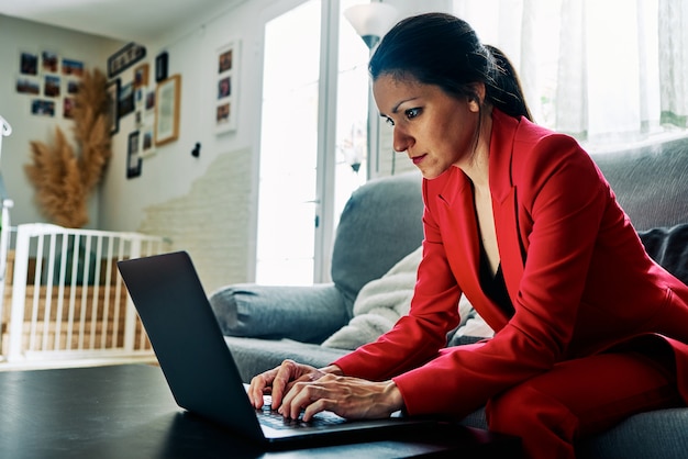 jeune femme travaillant sur son ordinateur portable