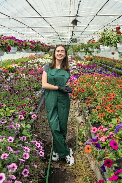 Jeune femme, travailler, dans, serre, soin fleurs