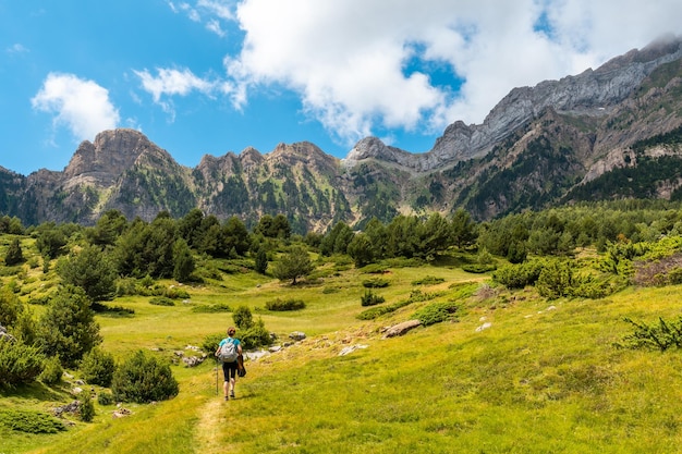 Une jeune femme sur le trek qui monte la montagne jusqu'à l'arc de Piedrafita dans les Pyrénées à Panticosa