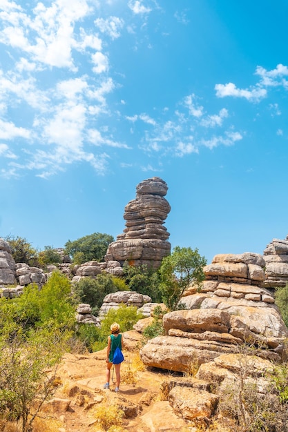 Une jeune femme trekking dans le Torcal de Antequera sur le sentier vert et jaune profitant de l'été Malaga