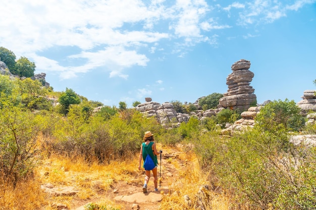 Une jeune femme trekking à Torcal de Antequera sur le sentier vert et jaune de Malaga