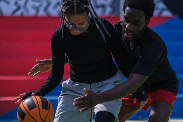 Jeune femme avec des tresses jouant au basket avec son amie