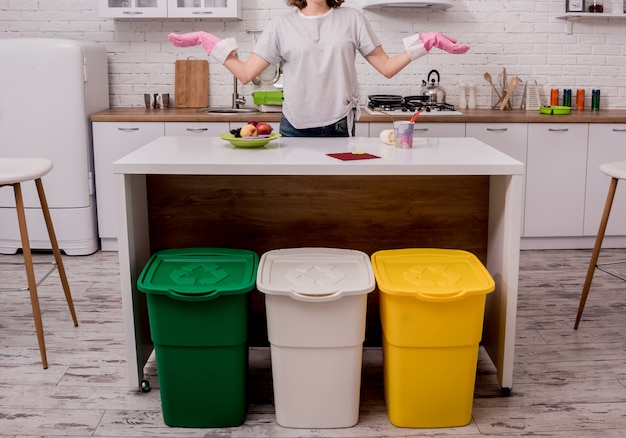 Jeune femme tri des ordures à la cuisine. Concept de recyclage. Zero gaspillage