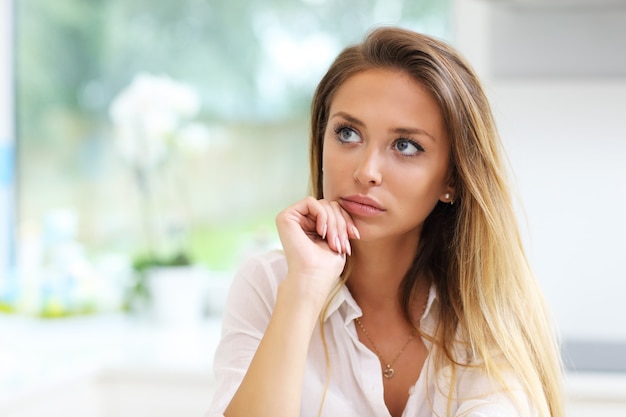 jeune femme triste dans la cuisine