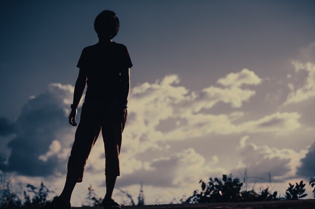 Photo jeune femme avec tristesse au coucher du soleil seul.