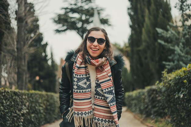 Jeune femme turque brune d'humeur confiante et elle sourit