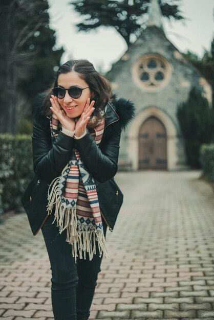 Jeune femme turque brune racontant un lissage avec un geste de la main