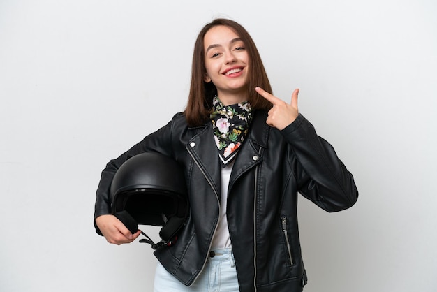 Jeune femme ukrainienne avec un casque de moto isolé sur fond blanc donnant un geste du pouce levé