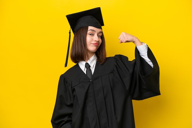 Jeune femme ukrainienne diplômée universitaire isolée sur fond jaune faisant un geste fort