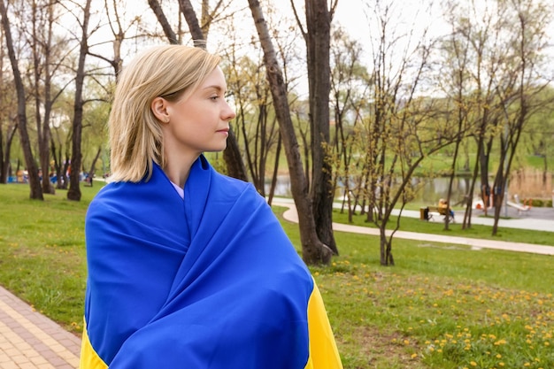 Jeune femme ukrainienne à l'extérieur dans le parc Concept de style de vie gratuit