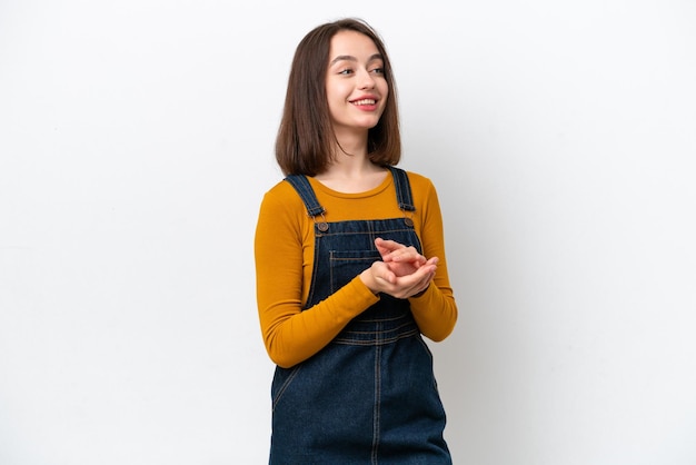 Jeune femme ukrainienne isolée sur fond blanc applaudissant