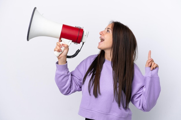 Jeune femme ukrainienne isolée sur fond blanc criant à travers un mégaphone pour annoncer quelque chose en position latérale