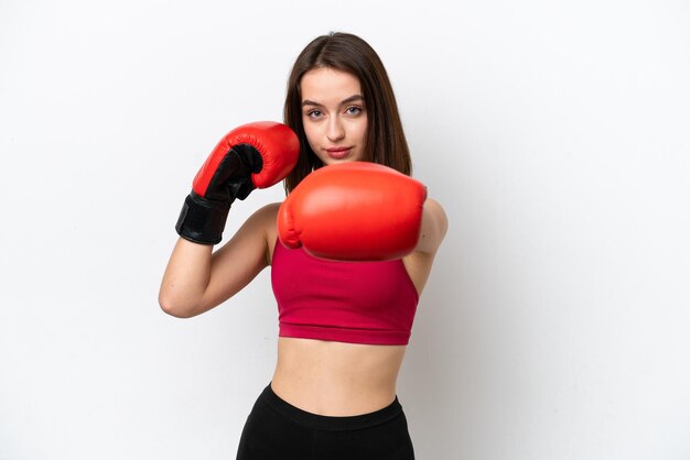 Jeune femme ukrainienne isolée sur fond blanc avec des gants de boxe