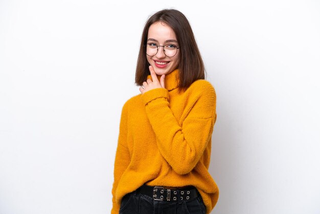 Jeune femme ukrainienne isolée sur fond blanc levant les yeux en souriant