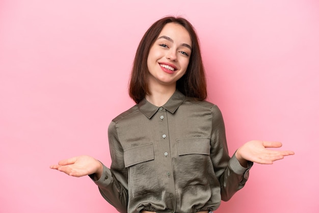 Jeune femme ukrainienne isolée sur fond rose heureuse et souriante