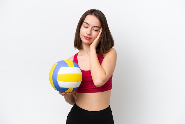 Jeune femme ukrainienne jouant au volley-ball isolé sur fond blanc avec des maux de tête