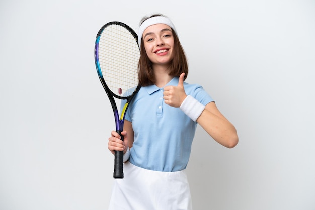 Jeune femme ukrainienne de joueur de tennis d'isolement sur le fond blanc donnant un geste de pouce vers le haut