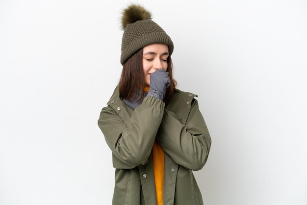 Jeune femme ukrainienne portant une veste d'hiver isolée sur fond blanc souffre de toux et se sent mal