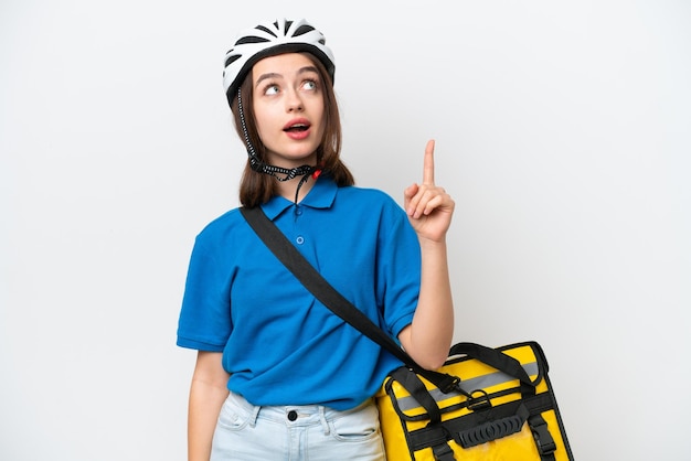 Jeune femme ukrainienne avec sac à dos thermique isolé sur fond blanc pointant vers le haut et surpris