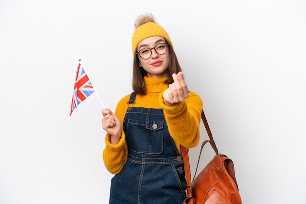 Jeune femme ukrainienne tenant un drapeau du Royaume-Uni isolé sur fond blanc faisant un geste d'argent